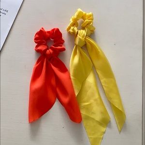 2/$5 item Set/2 Hair scrunches.